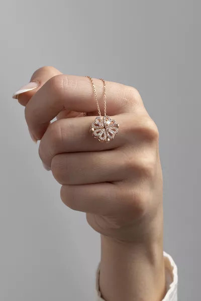 قلادة برسغ على شكل ورقة نبات البرسيم بأربعة أوراق، من الفضة عيار  مع حجر باغيت ومغناطيس قابل للفتح والإغلاق