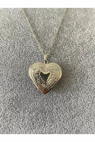 قلادة على شكل قلب مع فتح داخلي ونقش قلب في الأعلى