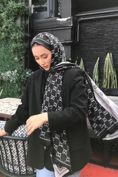 écharpe en cachemire et soie réversible, élégante et stylée