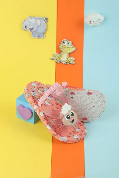 شبشب أطفال بلون وردي بشكل خروف مع تفاصيل، قاعدة من البولي يوريثان غير قابلة للانزلاق وملمس ناعم، مناسب للشاطئ والمسبح