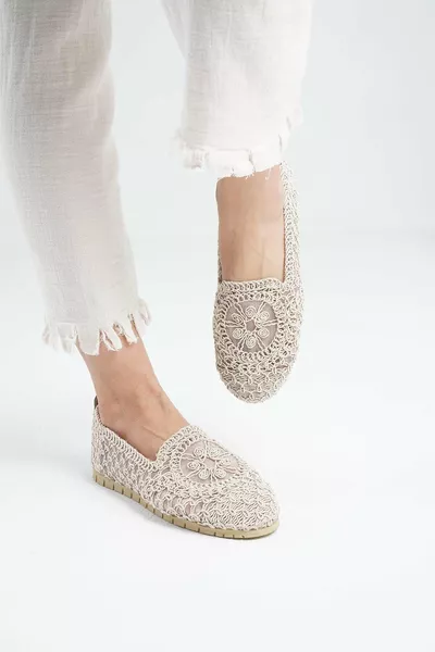 Ballerine da donna in maglia di paglia beige con ricamo floreale 