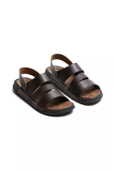 صندل رجالي تشريحي  بني، ضيق في القياس، يُفضل اختيار مقاس أكبر