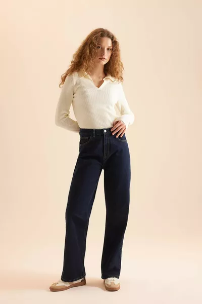 Базовый трикотажный свитер с воротником-поло мягкой фактуры