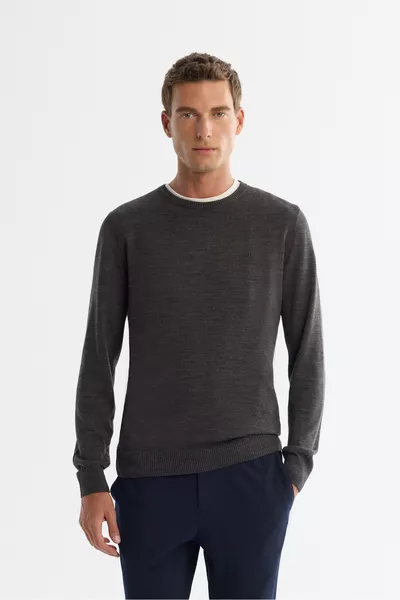 كنزة رجالية بلون أنثراسيت برقبة دائرية من الصوف غير المتساقط، قصة عادية 