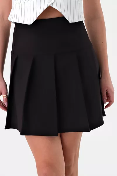 تنورة قصيرة منسوجة مطوية للنساء باللون الأسود