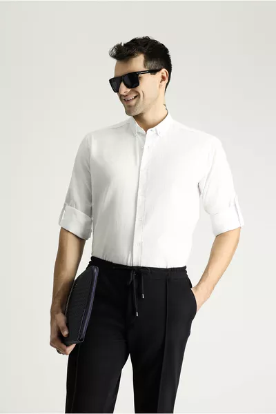 قميص بأكمام طويلة، قصّة مريحة، قماش قطن بمظهر الكتان، وياقة بأزرار