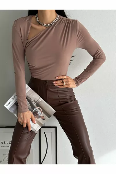 Дамска кафява блуза с V-образно деколте и двойна предна част от плат Sandy