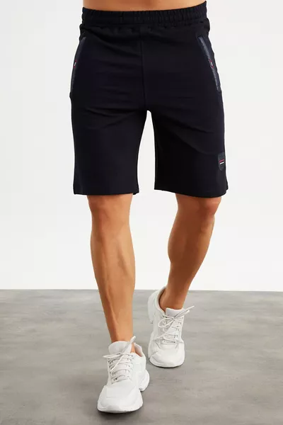 Short homme bleu marine avec détails de broderie sur les poches