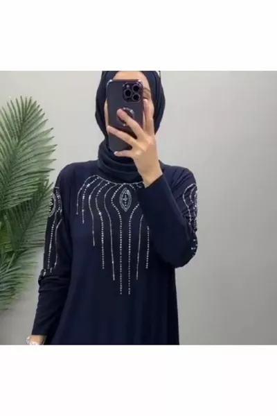 فستان محتشم نسائي بلون كحلي داكن بمقاسات كبيرة، كامل الطول، مزين بالأحجار من الأمام وعلى الأكمام