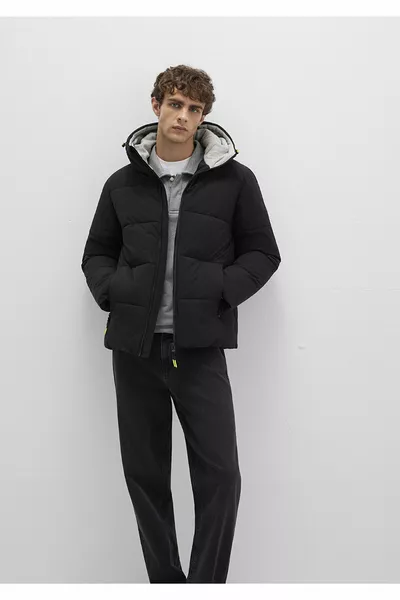 سترة مبطنة سوداء بغطاء رأس 