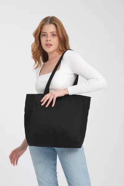 حقيبة سوداء من القماش القطني % بتفاصيل سوستة وجيب مزدوج واسع