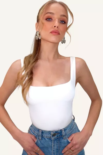 Дамска блуза с бял квадратен деколте с тънки презрамки от плат Sandy 