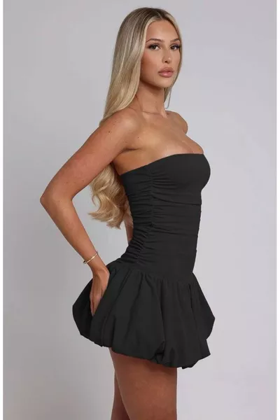 Schwarzes Kleid mit Spitzenrückseite, gerafftem Tüllrock