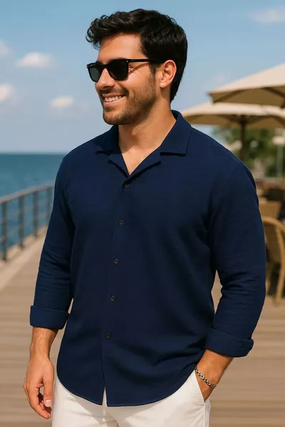 قميص كحلي كبير الحجم وذو ملمس