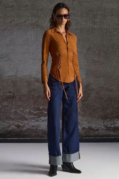 قميص نسائي بوجوتا بني، ضيق الجسم، من الجلد السويدي، مربوط عند الخصر بحبل