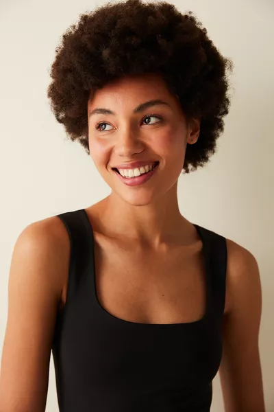 Haut noir à encolure carrée