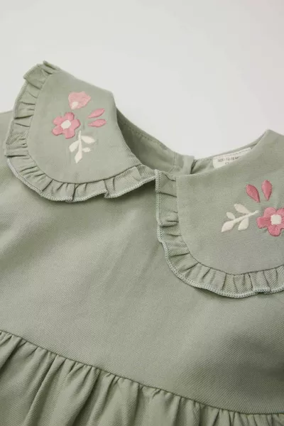 فستان للجينة الصغيرة بياقة كبيرة وتطريز وأكمام طويلة وجيوب من التويل SP