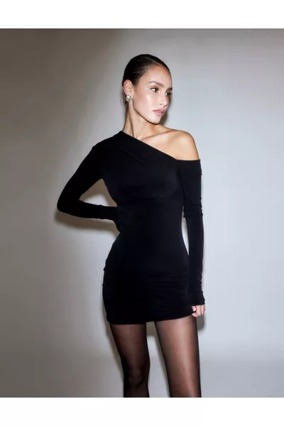 Vestito elastico monospalla con arricciature 