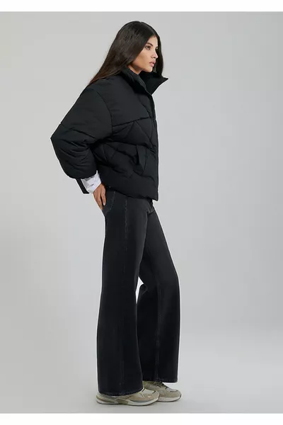 Стеганая черная куртка с высоким воротником 