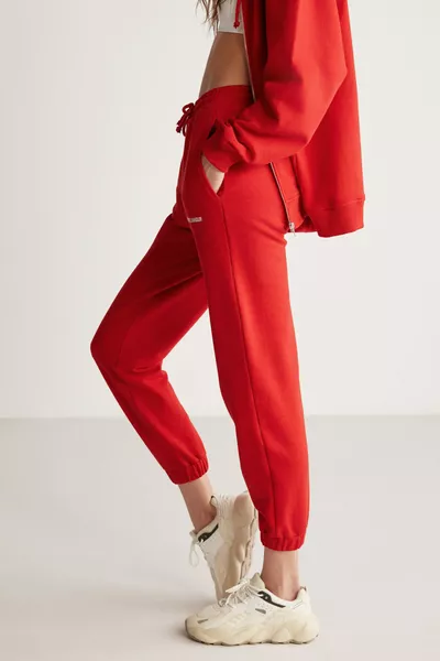 سروال رياضي نسائي كارولين بقصة مريحة وتطريز، خصر وأطراف مطاطية باللون الأحمر