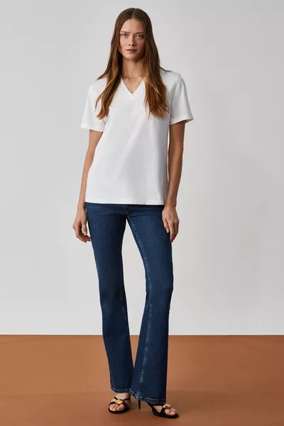 T-shirt bianca da donna ALINE in % cotone biologico con scollo a V profondo e vestibilità comoda