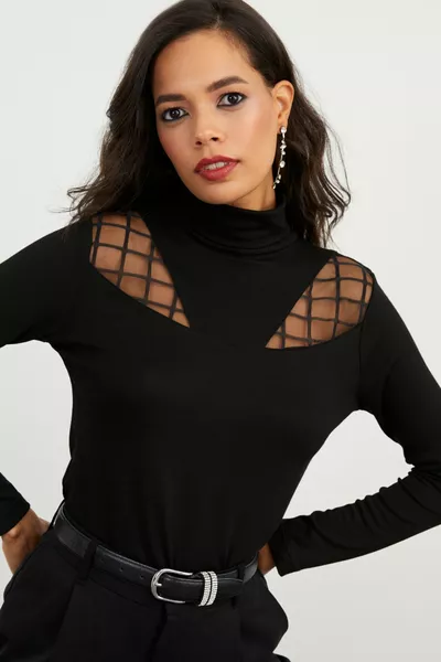 بلوزة نسائية سوداء بياقة عالية 