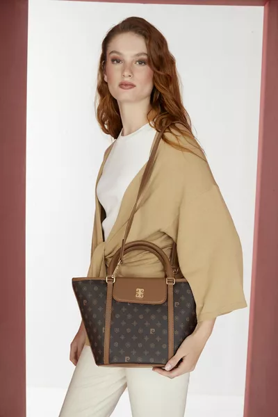 حقيبة كتف نسائية من المونوغرام باللون البني 