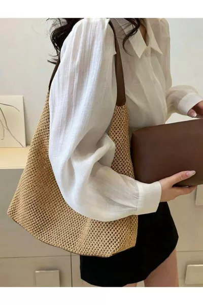 حقيبة كتف نسائية بنيّة بمقبض جلد مضفر وتفاصيل محززة