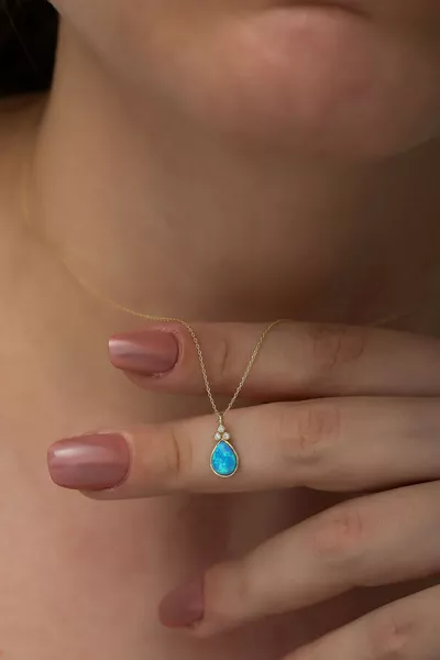 قلادة نسائية من الفضة الإسترلينية عيار  مطلية بالذهب بحجر الأوبال دملى