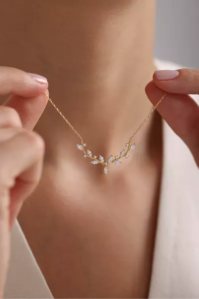 قلادة عنق أنيقة من الفضة عيار  مغطاة بالذهب مزينة بحجر على شكل بكرة وجذوع متشابكة