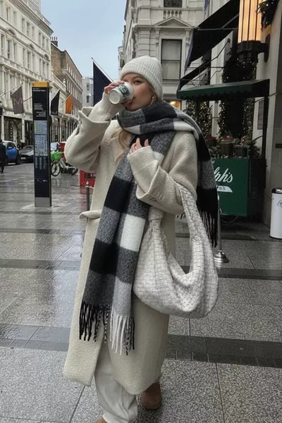 Écharpe châle importée à motif à carreaux noirs et blancs Puff