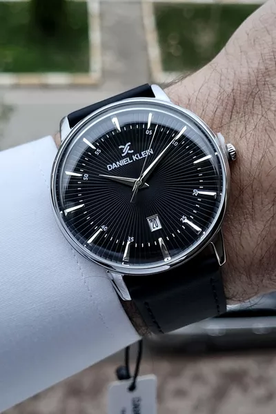 ساعة يد رجالية مع تقويم