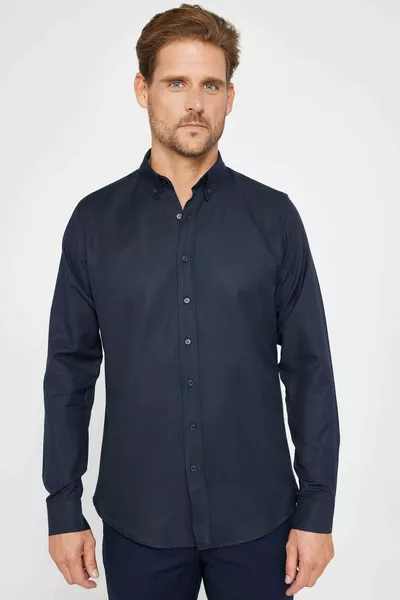 قميص رجالي بقصة ضيقة نحيفة، بأكمام طويلة، مصنوع من قماش أوكسفورد القطني، سهل الكي، باللون الكحلي، بأزرار عند الياقة
