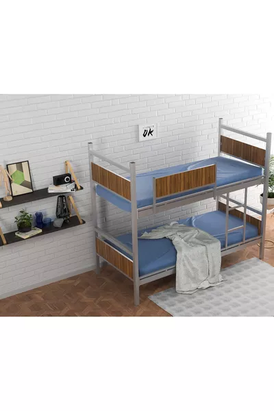 Деревянная двухъярусная кровать