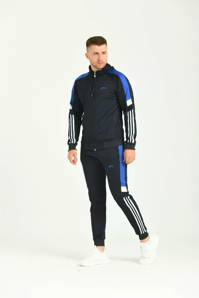 طقم رياضي رجالي كحلي بغلاف مخطط على الذراع وتيشيرت بغطاء رأس