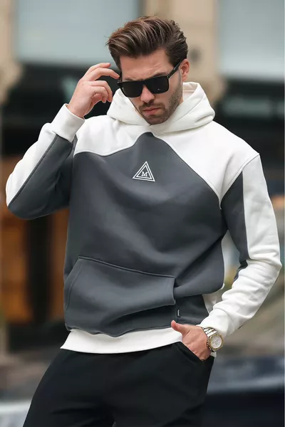 سويت شيرت بقبة بغطاء رأس وجيوب وتطريز بلون عاجي 