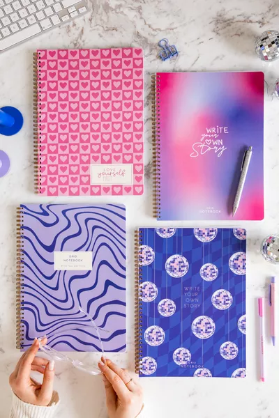 Set di 4 quaderni scolastici a quadretti  con copertina rigida spiralata,  fogli - Blu Disco con orario delle lezioni