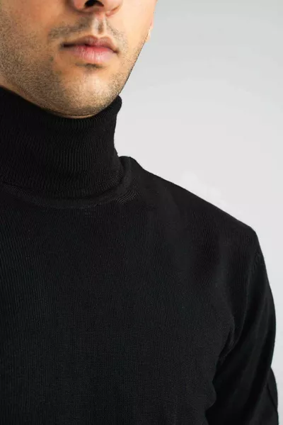 كنزة رجالية ضيقة برقبة سلندر نصف عالية من القطن، لون أسود