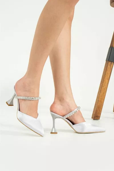 حذاء بكعب عالي من الساتان الفضي مع تفاصيل حجرية