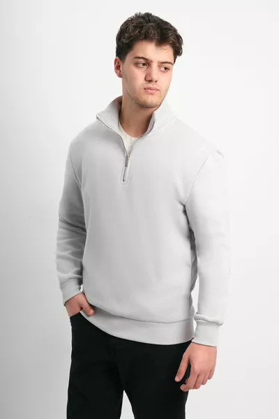 سويت شيرت أساسي بياقة عالية وسحّاب نصفية بقصة عادية