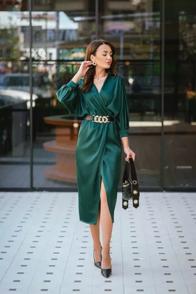 فستان نسائي من قماش الساتان بتصميم متقاطع