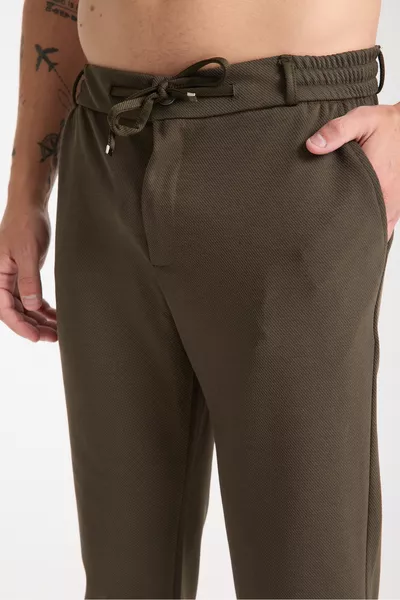 بنطلون رجالي بخصر مطاطي مع ليكرا وطية عند الساق بأسلوب جوجر