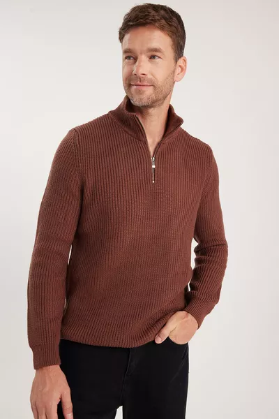 سترة صوفية رجالية بياقة مرتفعة بسحاب، ضيقة وتناسب الجسم، باللون البني