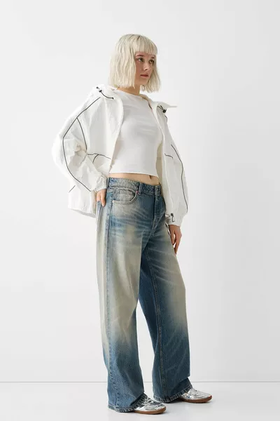 جاكيت بغطاء للرأس بتفاصيل متباينة