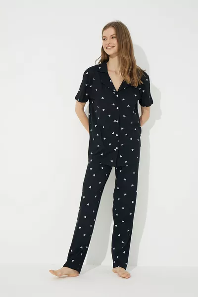 طقم بيجامة قطني بأزرار بأكمام قصيرة قلب أبيض وأسود