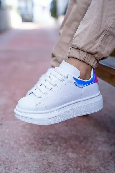 حذاء رياضي للبنات باللون الأبيض مع تأثير الهولوغرام ونعل سميك مريح