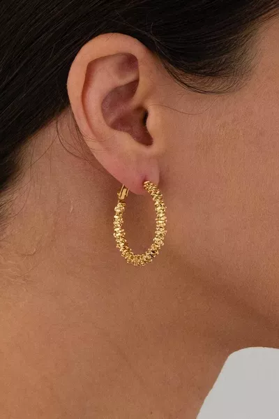 Model Ring Ribbed Gold Earring