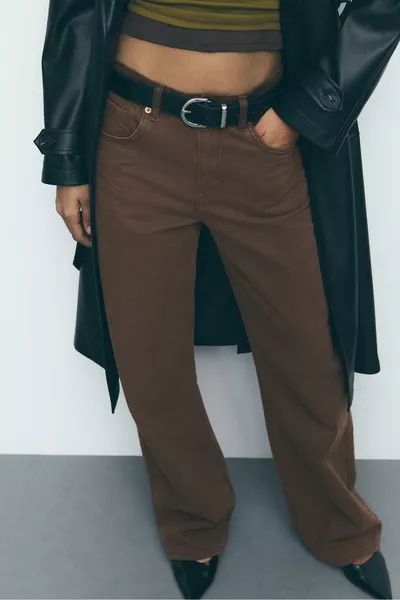 جينز بحاشية واسعة وقصة مستقيمة 