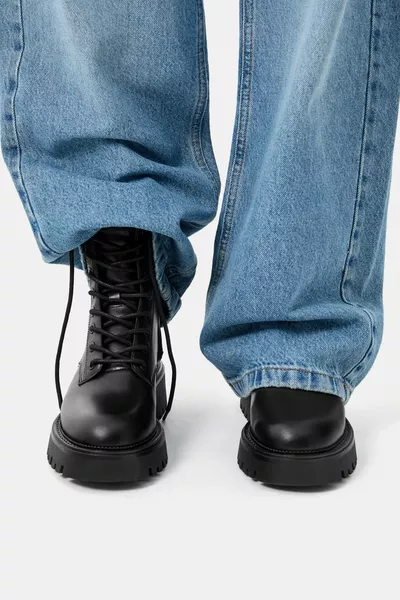 حذاء بحبل أربطة