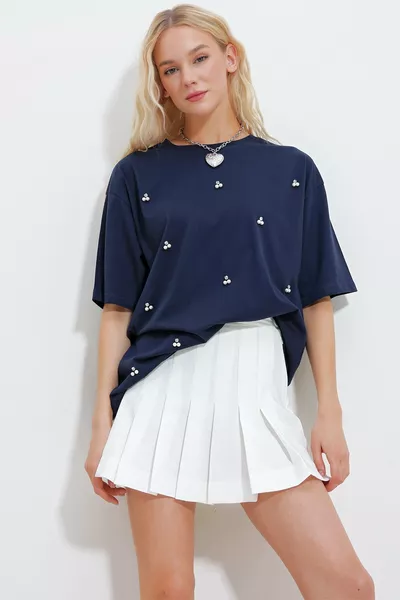 تي شيرت نسائي كحلي بياقة دائرية فضفاض مزين باللؤلؤ والأحجار 